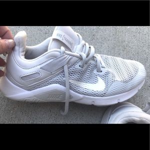 Women’s 7.5 white Nike tennis shoes